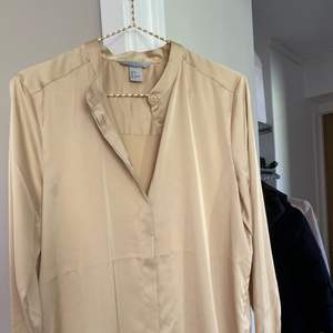 Aldrig använd, silkesskjorta från H&M. Storlek 34, men passar en 36, lite oversized och vikbara ärmar, men liten öppning. 