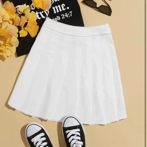 Söt tenniskjol  - Denna tenniskjol som aldrig är använd, frakten kostar 39kr✨