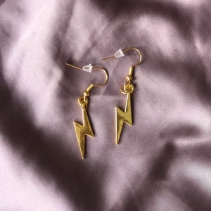 Guld öronhängen blixtar #011 - Dessa örhängen kostar 39kr. De finns även med stjärnor💗