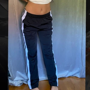Adidas byxor  - Älskar dessa byxor men jag har väldigt många så dom kommer inte till använding. Super bekväma och passar till allt. Jag är 170 och går hela vägen ner. Passar 36,34,38