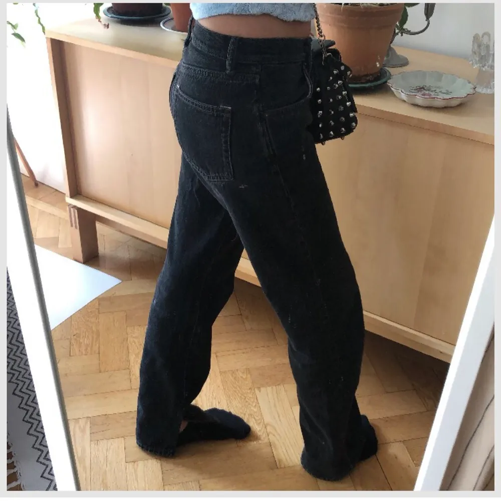 Lågmidjade raka svarta blåkonst acne jeans med slits! Köpta i acne butiken på NK för 1,5 år sedan, Sitter jätte snyggt baggy på mig som är en 34. Jeans & Byxor.