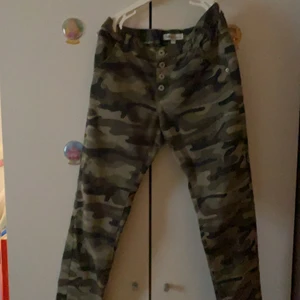 Kamouflage byxa  - Kamouflage byxa med knappar, bomull, stl 164, har använts några gånger