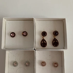 Lily and rose örhängen  - Fyra olika slags örhängen från Lily and rose, för dom små 145 kr och den som har tappat en Sten 100 kr, och de stora paret 200kr. Alla paren är nästan aldrig använda och därför i väldigt bra skick utan att en Sten fattas på ett par! 