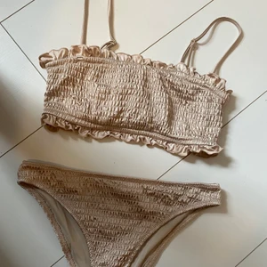 Bikini👙 - Guldig bikinitopp & underdel🌟 bikinin är testad men aldrig använd (såklart tvättad)  överdelen är st 40 men skulle säga att den passar S/M underdelen är st 36
