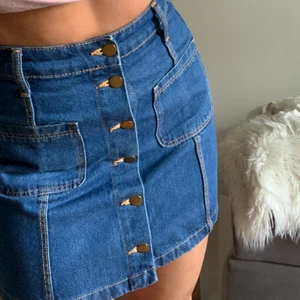 Jeanskjol med knappar. - Supersnygg jeanskjol med knappar i storlek S. Passar perfekt till sommaren och sitter supersnyggt. Köparen står för frakt. 🥰