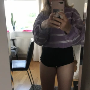 Junkyard sweatshirt  - Hej säljer denna lila junkyard sweatshirt. Köpt för 499kr. Fortfarande mjuk inuti och är inte nopprig