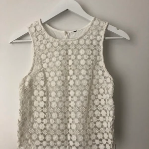 Söt broderad topp storlek 34  - Topp i gott skick storlek 34 