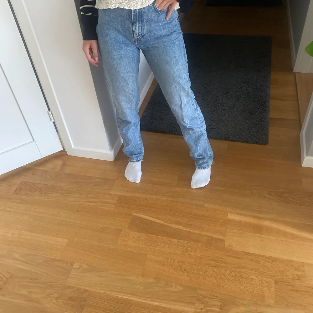 Whyred jenas. Köpta för 2000 på dras butik inne i stan. Jättefina!! Mina favoriter men växt ifårn dem, fotona är på en kompis- hon är runt 160-162 cm lång! . Jeans & Byxor.