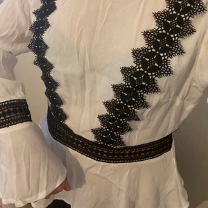 Blus  - Superfin blus med fina detaljer, Aldrig använd då den är lite för stor för mig  🌹 