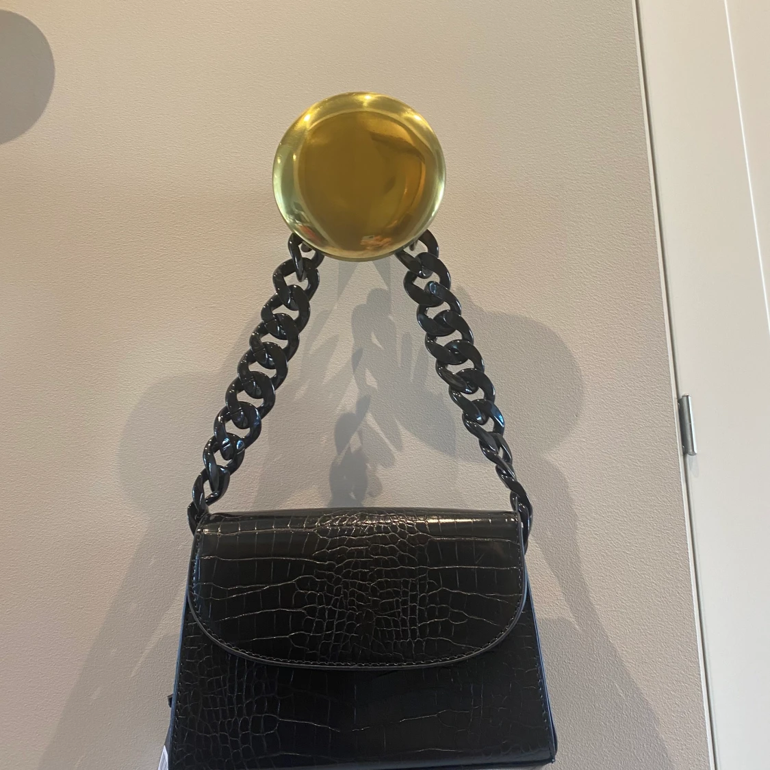 Krokodilläderimiterad väska från Pretty Little Thing