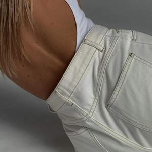 Säljer dessa sjukt snygga jeans från H&M i storlek 36. Går inte längre att köpa på hemsidan. Dessa kan användas både högmidjat och låtmidjat! Nypris 299kr, mitt pris 150kr+frakt eller högsta bud 🌸 (första bilden är lånad)