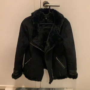 Missguided oversized jacka storlek 38  - Säljer en oversized pilot jacka från missguided. Den saknar ett bälte men den funkar lika bra utan. 