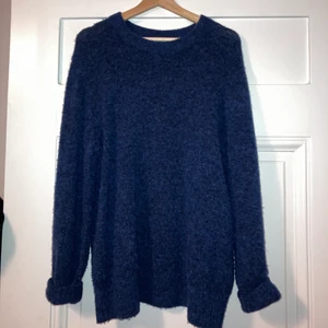 Kornblå stickad från Arket! - Den perfekta stickade tröjan till sommaren. Alpacka och ull blandning. Skönaste plagget någonsin med sommarminnen i trådarna💙