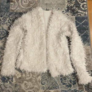 Tröja  - Vit fluffig tröja. Knappt använd. 