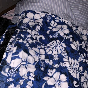 Strand tillbehör - Detta är någon slags kjol eller något som man kan ha på stranden eller liknande. Om man då har den som kjol så är den ungefär till knäna skulle jag säga. Aldrig använd och aldrig testad av mig. Den är i L men skulle säga att den passar mer en S eller en mindre M, då jag tycker att den är lite liten i storleken.Man knyter den och jag antar att man knyter den i det hålet som finns, som jag visar på bild 3. Jag har fått denna av någon så vet inte hur den ska sitta och som sagt så är den aldrig använd eller testad av mig. Den är i fint skick. Köparen står för frakten. (Så man får alltså testa sig fram lite hur den ska sitta, eftersom att jag inte har någon aning om det.)