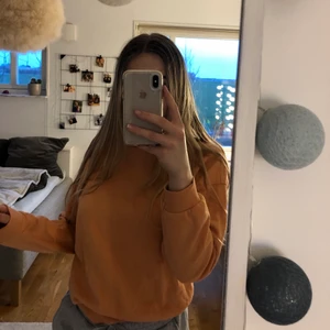 Orange College tröja  - Bra skick, nästan aldrig använt. Säljer pga den inte kommer till användning. 