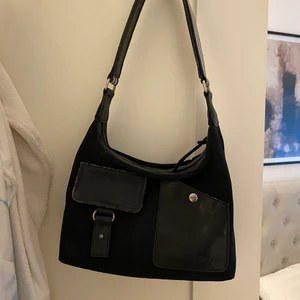 Väska - Säljer min väska jag köpt från second hand. Den är lite sliten sen innan men endå väldigt fin, själv har jag  inte använt den så mycket.