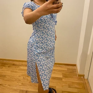 Klänning 💙💙💙 - Helt oanvänd sommarklänning i blå  färg, stl M. Perfekt för midsommar 💙💙💙 🌸 hämtas på Gentikvägen, eller i stan alternativt skickas mot fraktkostnad.  