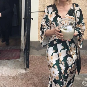 Skön mönstrad omlottklänning - Nästan oanvänd grönmönstrad klänning, sammetsliknande superstretchigt tyg, vadlång.