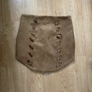 Brun kjol med snören - Färgen är starkar i verkligheten. Bra skick, använd fåtal gånger. 