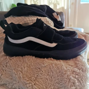 Vans kyle walker pro 2 EU42.5 - Hej, säljer mina skor då jag är sugen på nya, dem är använda som ni ser, därav priset, men fortfarande bra skick! Skickar gärna mer bilder vid intresse! 