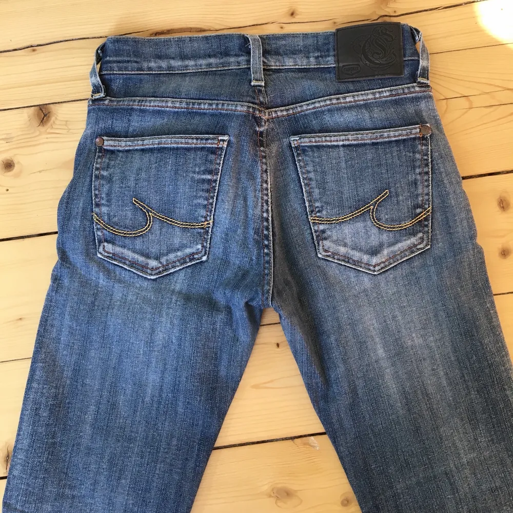 Crocker jeans köpta på loppis, bra skicka. Jag har storlek 34/36 på mina jeans och dessa passar mig. Skriv för mer bilder.. Jeans & Byxor.