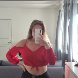 Röd topp från H&M - En riktigt söt liten sommartopp från H&M! Kort i modellen, och men väldigt tunn och luftig. 