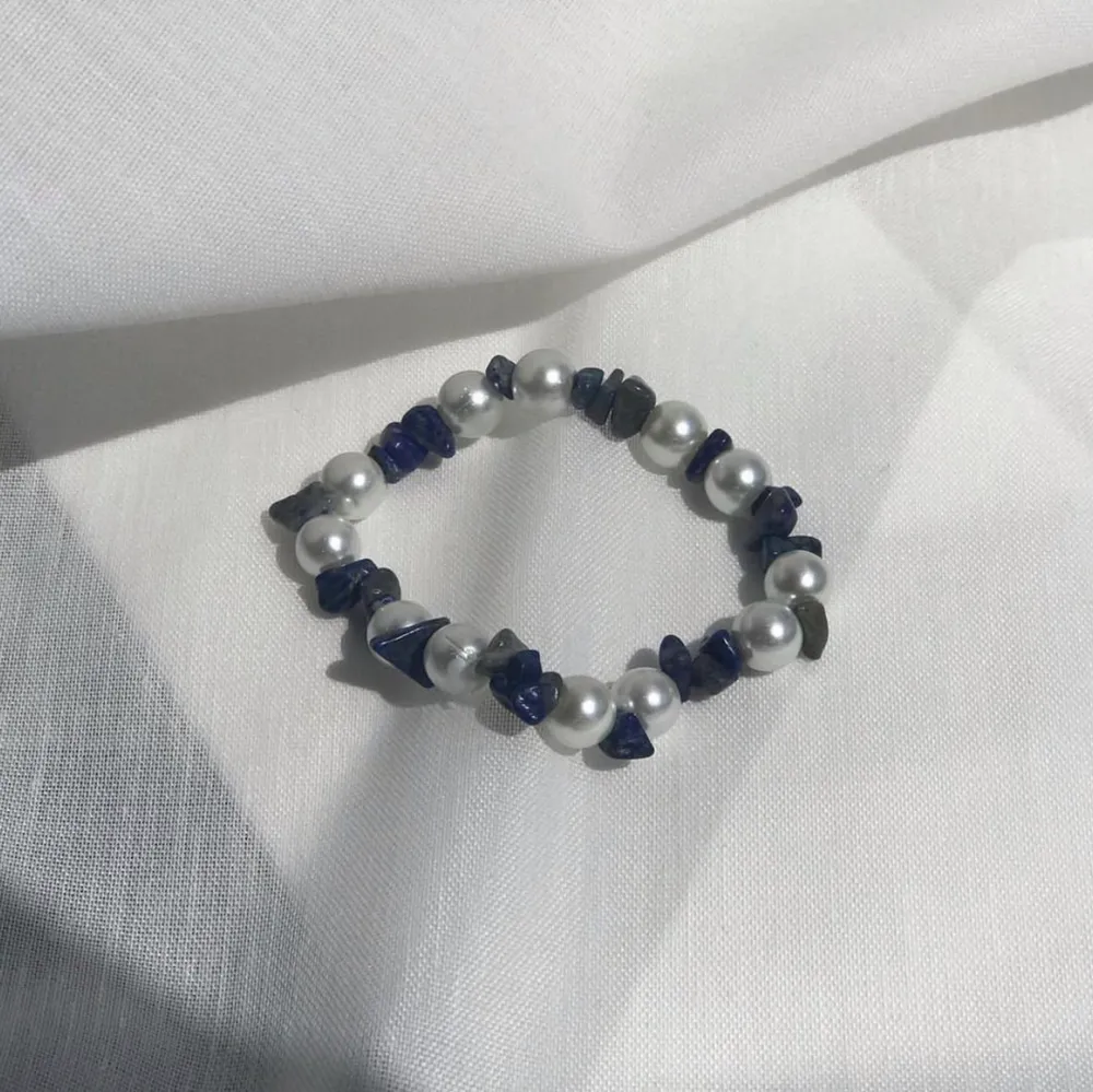 Detta armbandet med lapis lazuli kostar 79kr. Det är inget knäppe på denna då den har en elastisk tråd. Kolla vår instagram om ni vill se mer om vilka egenskaper stenen lapis lazuli har💗. Accessoarer.