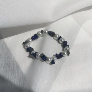 Armband med lapis lazuli #017 - Detta armbandet med lapis lazuli kostar 79kr. Det är inget knäppe på denna då den har en elastisk tråd. Kolla vår instagram om ni vill se mer om vilka egenskaper stenen lapis lazuli har💗
