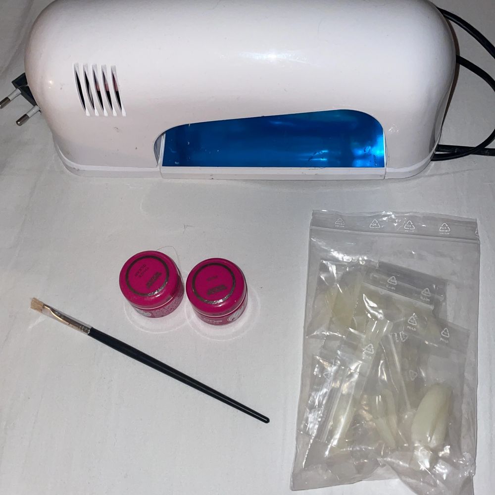 Hej!! Jag sĂ€ljer dĂ„ detta nagel kitet som it kom till anvĂ€ndning. Det som ingĂ„r Ă€r dĂ„- uv lampa, 2 geler, rosa och genomskinligt, en pensel som man kan anvĂ€nda till att lĂ€gga gele me, och ca 80 st tippar. Inte anvĂ€nt pĂ„ ett tag men ska fungera!!! ( kom privat om du bara Ă€r intresserad av nĂ„got av sakerna) đ
đœđ
đœ. Accessoarer.
