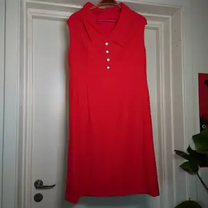 Fantastisk röd vintageklänning! Den har underklänning och kuddar vid armhålorna. Dragkedja bak. Den är lite nopprig på några ställen men absolut inget som stör enligt mig. Inte storlek smärkt men är som en rimlig M🌹