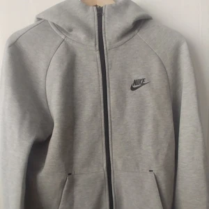 Nike huv tröja - Grå huv tröja . Storlek. XS . Använd men i mycket bra skick .   