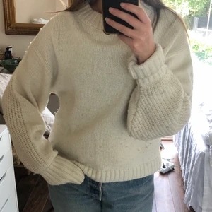 Stickad tröja från NAKD - Säljer en jättemysig stickad tröja från NAKD, den är i storleken xxs men passar mig som brukar ha S/M. Det är bara att skicka ett meddelande om du har några frågor eller vill ha fler bilder!☺️