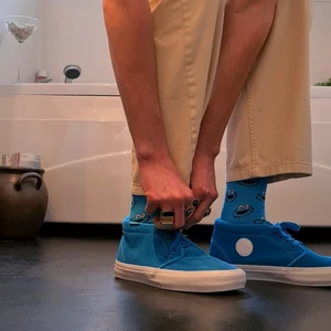  THE SIMPSONS X VANS BART CHUKKA PRO SHOES - Ett par riktigt fräsha sneakers från Vans, Använt 4 gånger (inomhus). Ordenarie pris 899 Kr. Sköna och passar till de mesta. Fraktkostand beror på vikt och tas upp vid köp av skorna (: Köp direkr för 499 kr
