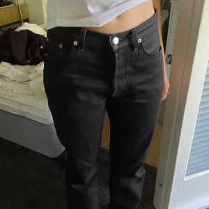Jeans - Säljer dessa balla jeansen från levis. Skulle säga att de är low/mid waist😇 Jag är 170cm lång och de går ner till foten. I midjan str 36/38 eller 26/27🤩🤩