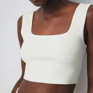 Vit tränings topp - Jag säljer denna topp på grund av att jag inte använder den längre. Har använt den ett fåtal gånger och den funkar fortfarande perfekt, inte sönder någonstans och inga fläckar. Jätte bra kvalitet och är jätte skön att springa eller träna i. Den är strestchig och därför enkel att justera. 