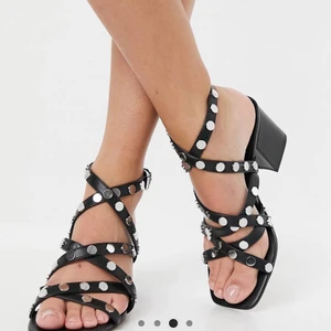 Klackskor  - Klackskor endast använda en balkväll så i nyskick. Från ASOS design.