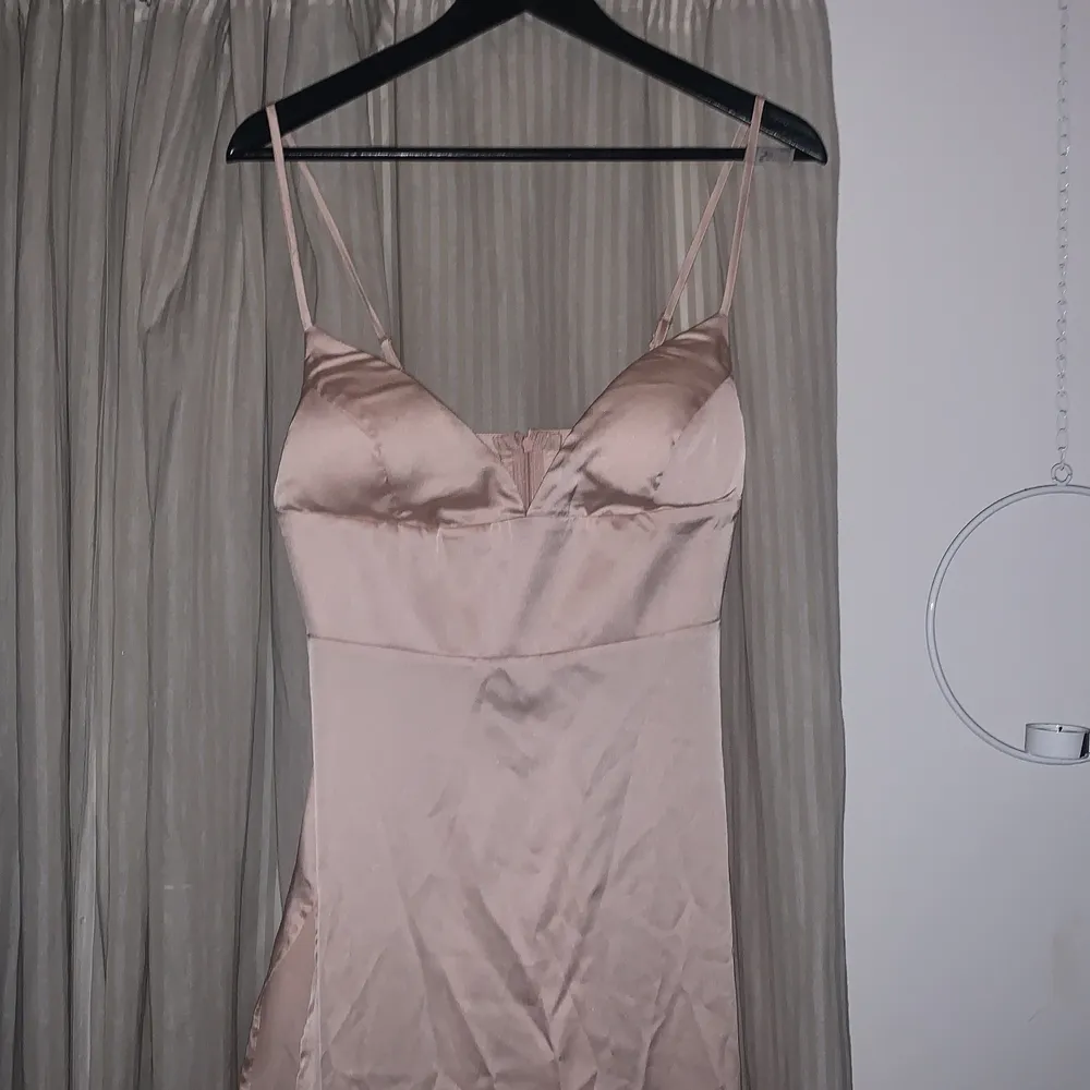 Balklänning som inte använts med slits på båda sidor, champagne rosa. Klänningar.