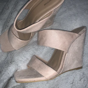 Sommarklackar - Oanvända klackar i st.38, endast testade inomhus. 10 cm klack 