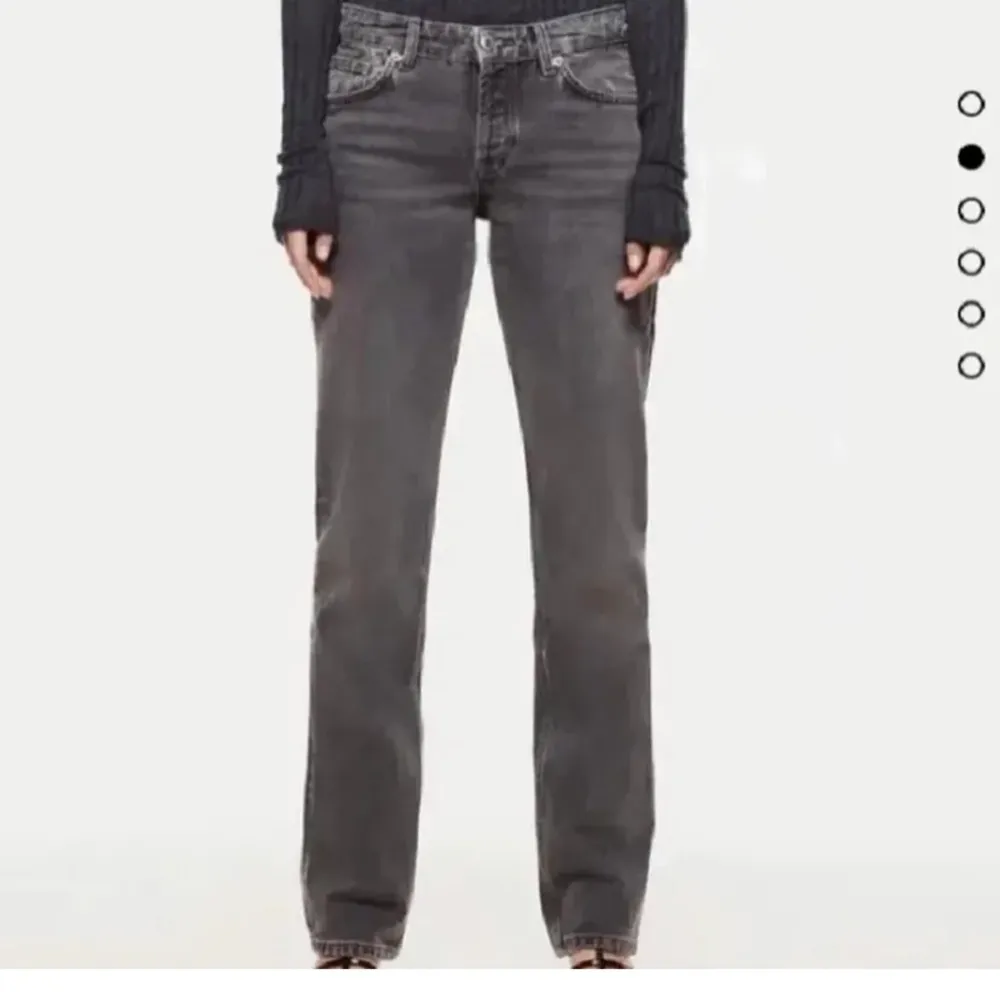 De populära och helt slutsålda lågmidjade jeansen från Zara i storlek 38✨de är helt perfekta!!! Jag är ca 164cm lång💓BUDA I KOMMENTARERNA🤍🤍🤍🤍 ledande bud 700kr. Jeans & Byxor.