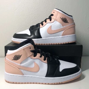 Jordan 1 Mid - Crimson Tint - Jordan 1 Mid - Crimson Tint 🤩 // Helt nya med originalbox // Storlek 36 // Pris: 1300 kr // Kan fraktas via PostNord på köparens bekostnad