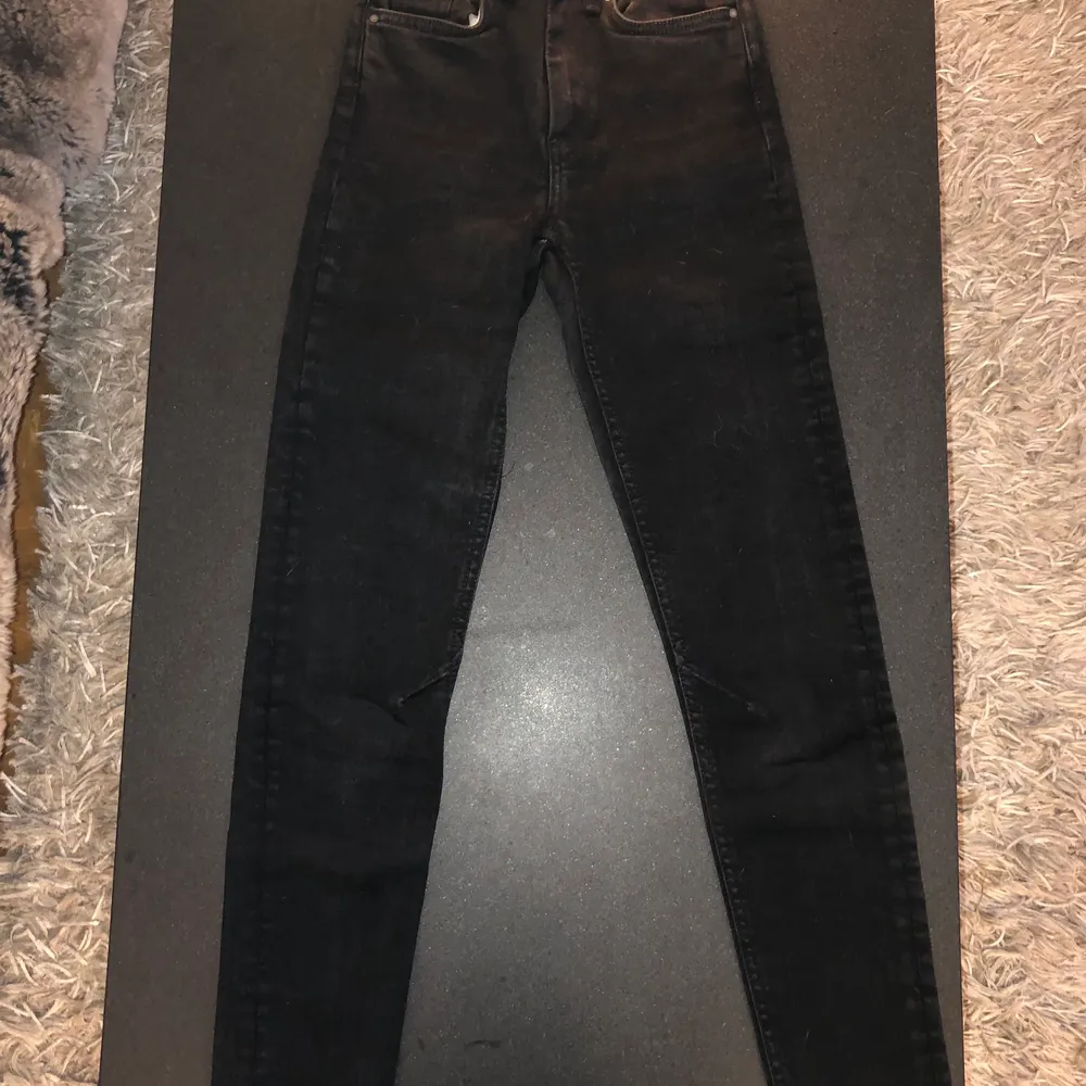Svarta Karve jeans köpta på Carlings. Mid rise. Försökt använda en gång men försmå. Jag 50 kg/ 168 cm. Alltså helt oanvända. . Jeans & Byxor.