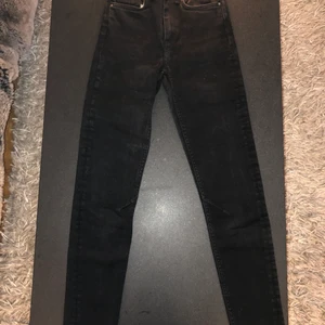 Jeans svarta Karve - Svarta Karve jeans köpta på Carlings. Mid rise. Försökt använda en gång men försmå. Jag 50 kg/ 168 cm. Alltså helt oanvända. 