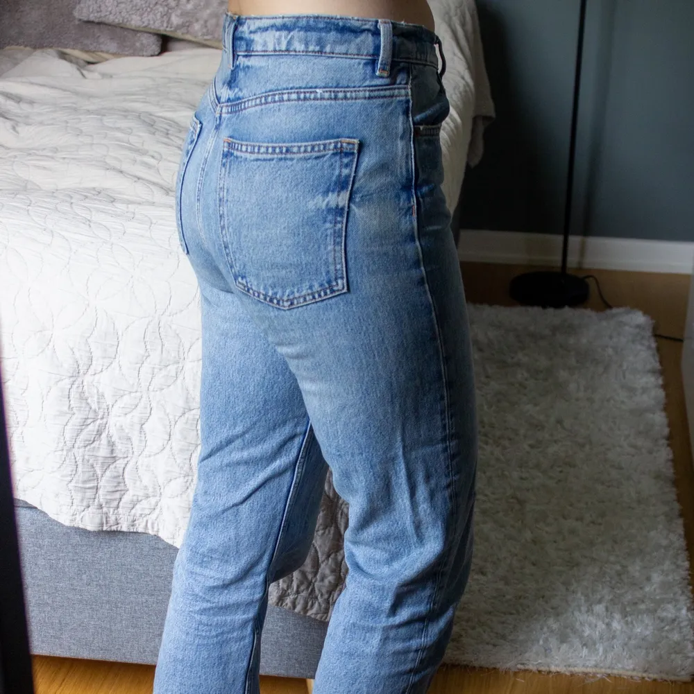Jeans från Other Stories i storlek 27 med räfsar/fransar längst ner. Säljer pga lite korta för mig, jag är 175cm 🌺. Jeans & Byxor.