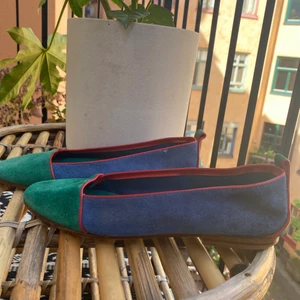 Färgglada skor i mocka - Blå/röd/gröna vintage ballerinor i mocka med lädersula. Coola och sköna att gå i men har blivit lite för små för mig tyvärr :’( Dom är storlek 37 och passar också en storlek 37. Kan mötas centralt i Stockholm, annars står köparen för frakten. 