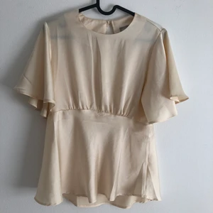 Vit/beige blus från ASOS 🤍 - Vit/beige satin blus från ASOS, som bara används en gång i storlek 36 🤍100kr + frakt 📦 