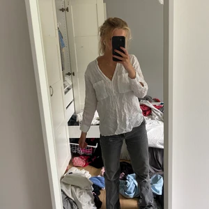 Vit shjorta - Så fin att ha över en bikini på stranden!