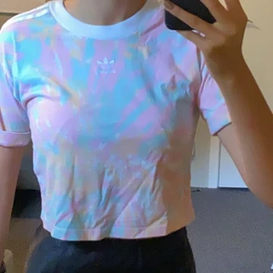 Adiddas t-shirt - Säljer denna cola t-shirt från adiddas. Använd Max 3 gånger. Köparen står för frakt☺️ Storleken är oklar, fanns en lapp men stog inte i svenska storlekar. Men tröjan passar på mig som har S.