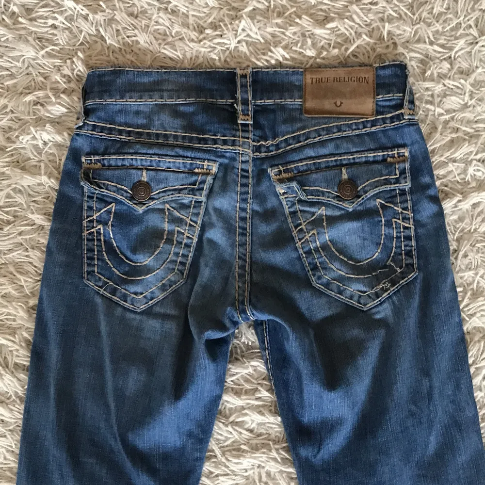 Riktigt feta blåa true religion jeans med contrast stitchning. Använd 2-3 gånger, köpta second hand i november 2020. Därav inget kvitto, byxorna passar mig bra i midjan dock lite långa, säljs pågrund av att dem aldrig kommer till användning. Ganska långa på mig som är 180cm.. Jeans & Byxor.