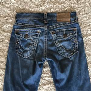 Riktigt feta blåa true religion jeans med contrast stitchning. Använd 2-3 gånger, köpta second hand i november 2020. Därav inget kvitto, byxorna passar mig bra i midjan dock lite långa, säljs pågrund av att dem aldrig kommer till användning. Ganska långa på mig som är 180cm.
